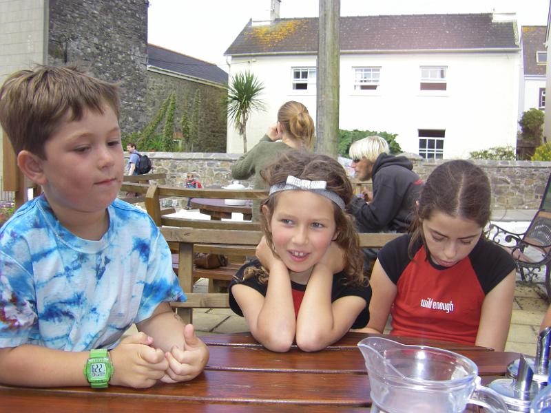 IMGP0899.JPG - At lunch in St. David's: Eli, Vita and Gabrielle